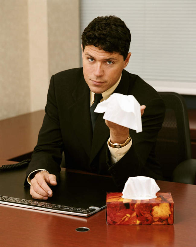 西方人,一个人,商务人士,商务男性,坐,竖图,室内,白天,正面,衬衫,西装,窗户,桌子,欧洲,欧洲人,仅一个男性,仅一个人,握,阴影,套装,正装,光线,餐巾纸,影子,纸盒,百叶窗,办公桌,灯光,领带,拿,拿着,注视,职业装,盒子,仅一个年轻男性,一个,包装盒,纸巾,观察,看,握着,单个,观看,察看,关注,商务装,工薪阶层,男人,男性,年轻男性,白种人,白领,上班族,坐着,半身,彩图,衬衣