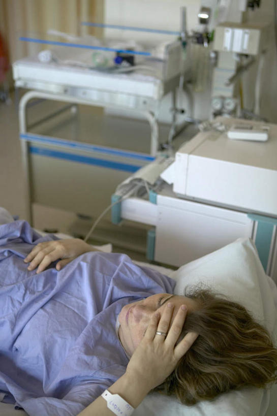 西方人,一个人,病人,医院,躺,睡,竖图,俯视,室内,白天,床,欧洲,欧洲人,仅一个年轻女性,仅一个女性,仅一个人,朦胧,模糊,床单,被子,单人床,呼吸机,被单,医疗机构,卧着,年轻女性,女人,女性,白种人,患者,就医者,困,困觉,寝息,睡觉,躺着,卧,半身,彩图,高角度拍摄,病院,诊所