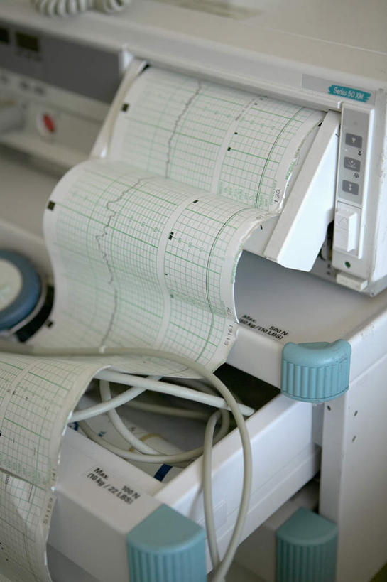 无人,医院,竖图,俯视,室内,特写,白天,机器,仪器,静物,一排,朦胧,模糊,整齐,测量,排列,机械,医疗设备,队列,医疗机构,彩图,高角度拍摄,病院,诊所,打印