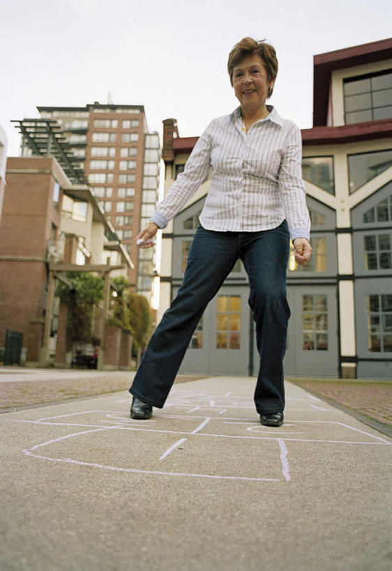 西方人,一个人,家,站,竖图,室外,白天,正面,游戏,欧洲,欧洲人,仅一个年轻女性,仅一个女性,仅一个人,阴影,服装,光线,影子,房屋,屋子,玩,休闲装,娱乐,楼房,住宅,衣服,蓝色,蓝天,天空,阳光,天,站着,休闲,休闲服,服饰,晴朗,活动,跳房子,发泄,消遣,智力,万里无云,宣泄,跳方格,跳方阵,年轻女性,女人,女性,白种人,晴空,晴空万里,玩耍,嬉戏,站立,彩图,全身,房子