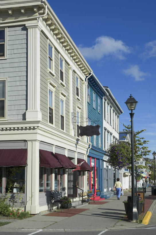 无人,家,竖图,室外,白天,正面,度假,美景,植物,窗户,落地窗,城市风光,城市,道路,路,路灯,公路,照明,加拿大,一棵,阴影,光线,影子,房屋,墙,屋子,景观,云,云朵,灯光,交通,云彩,娱乐,楼房,玻璃窗,墙壁,墙面,住宅,灯,树,树木,一个,蓝色,绿色,白云,蓝天,天空,阳光,自然,天,享受,休闲,景色,放松,生长,晴朗,单个,成长,照亮,北美,北美洲,照明设备,美洲,北亚美利加洲,亚美利加洲,新不伦瑞克,新不伦瑞克省,晴空,马路,彩图,房子