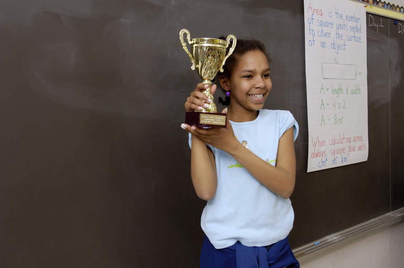 西方人,儿童,手,一个人,站,举,笑,微笑,露齿笑,横图,室内,白天,正面,纯洁,重庆,欧洲,非洲,中国,黑人,欧洲人,亚洲,仅一个女性,仅一个人,一排,许多,握,阴影,服装,整齐,光线,英文,标志,文字,影子,字符,字母,墙,地面,很多,拿,拿着,注视,休闲装,标识,墙壁,墙画,墙面,排列,一个,小孩,衣服,阳光,观察,看,托,站着,仅一个小孩,休闲,手部,休闲服,可爱,童年,童趣,握着,服饰,单个,观看,英文字母,察看,队列,关注,童真,东亚,烂漫,无邪,中华人民共和国,西南地区,重庆市,渝,江北区,天真,女孩,女人,女性,非洲人,孩子,举起,举手,举着,向上举,向上伸,向上托,站立,半身,彩图,女生