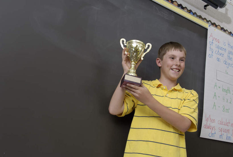 西方人,儿童,手,一个人,站,举,笑,微笑,露齿笑,横图,室内,白天,仰视,纯洁,重庆,欧洲,中国,欧洲人,亚洲,仅一个男性,仅一个人,一排,许多,握,阴影,服装,整齐,光线,英文,标志,文字,影子,字符,字母,墙,地面,很多,拿,拿着,注视,休闲装,标识,墙壁,墙画,墙面,排列,一个,小孩,衣服,阳光,观察,看,托,站着,仅一个小孩,休闲,手部,休闲服,可爱,童年,童趣,握着,服饰,单个,观看,英文字母,察看,队列,关注,童真,东亚,烂漫,无邪,中华人民共和国,西南地区,重庆市,渝,江北区,天真,男孩,男人,男性,白种人,孩子,举起,举手,举着,向上举,向上伸,向上托,站立,半身,彩图,低角度拍摄,男生