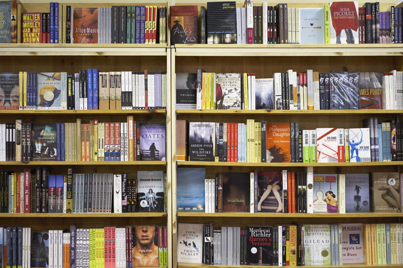 无人,横图,彩色,室内,白天,仰视,书籍,一排,吊挂,悬挂,阴影,整齐,光线,标志,文字,影子,字符,字母,灯光,挂,标识,排列,五颜六色,色彩斑斓,队列,五彩缤纷,五彩斑斓,挡书板,书挡,书夹,书立,五光十色,书,图书,彩图,低角度拍摄