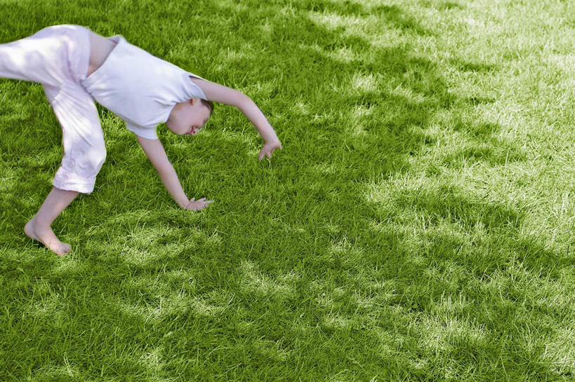 西方人,一个人,横图,俯视,室外,白天,锻炼,运动,草地,草坪,植物,欧洲,欧洲人,仅一个男性,仅一个人,阴影,光线,影子,草,仅一个年轻男性,绿色,阳光,自然,生长,成长,翻跟头,体育,男人,男性,年轻男性,白种人,半身,彩图,高角度拍摄,健身