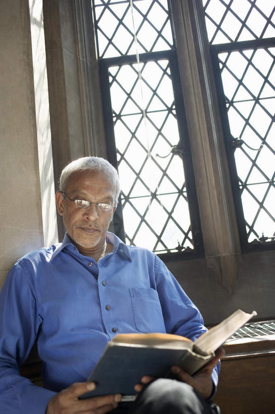 西方人,一个人,教师,栏杆,坐,捧,竖图,室内,白天,正面,衬衫,看书,阅读,窗户,书籍,欧洲,欧洲人,仅一个男性,仅一个人,学习,阴影,光线,眼镜,影子,栅栏,篱笆,围栏,护栏,玻璃窗,蓝色,阳光,书本,看,仅一个老年男性,读书,浏览,近视眼镜,老年男性,男人,男性,白种人,讲师,教授,老师,书,图书,端,端着,捧着,手捧,坐着,半身,彩图,衬衣