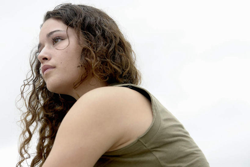 西方人,脸,头,脸颊,头发,一个人,横图,室外,特写,白天,仰视,欧洲,欧洲人,仅一个年轻女性,仅一个女性,仅一个人,眺望,阴影,远眺,服装,光线,影子,棕色,远望,休闲装,衣服,绿色,阳光,休闲,休闲服,服饰,遥望,了望,远瞩,年轻女性,女人,女性,白种人,头部,脸部,脸蛋,面部,半身,彩图,低角度拍摄