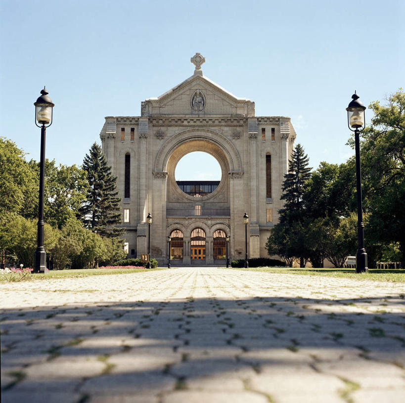无人,横图,室外,白天,仰视,旅游,度假,草地,草坪,名胜古迹,树林,植物,标志建筑,地标,建筑,照明,加拿大,阴影,节日,遗迹,光线,影子,云,云朵,灯光,云彩,古迹,文化,文物,娱乐,建设,古建筑,煤油灯,灯,草,树,树木,蓝色,绿色,白云,蓝天,天空,阳光,自然,灯具,天,祈祷,享受,休闲,健康,旅游胜地,放松,许愿,宗教,信仰,生长,晴朗,成长,纪念,祈求,照亮,北美,北美洲,照明设备,美洲,古文明,北亚美利加洲,亚美利加洲,马尼托巴,马尼托巴省,曼尼托巴省,平安,晴空,彩图,低角度拍摄,马灯