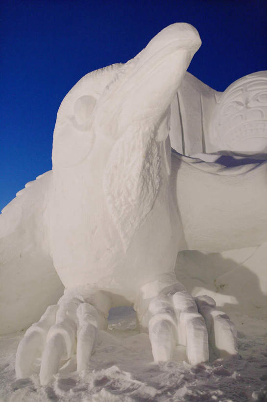 无人,竖图,室外,白天,仰视,旅游,度假,美景,雕塑,加拿大,阴影,艺术,装饰,光线,雕刻,雕像,影子,冰,景观,娱乐,蓝色,蓝天,天空,阳光,自然,工艺品,浮冰,天,享受,休闲,景色,放松,寒冷,晴朗,纪念,美术,冰冷,北美,北美洲,自然风光,冰雕,主题,美洲,陈列,万里无云,首府,功能,美学,北亚美利加洲,亚美利加洲,严寒,冰凉,酷寒,凛冽,凛凛,极冷,流冰,浮冰块,育空,育空地区,白马市,怀特霍斯,晴空,晴空万里,彩图,低角度拍摄