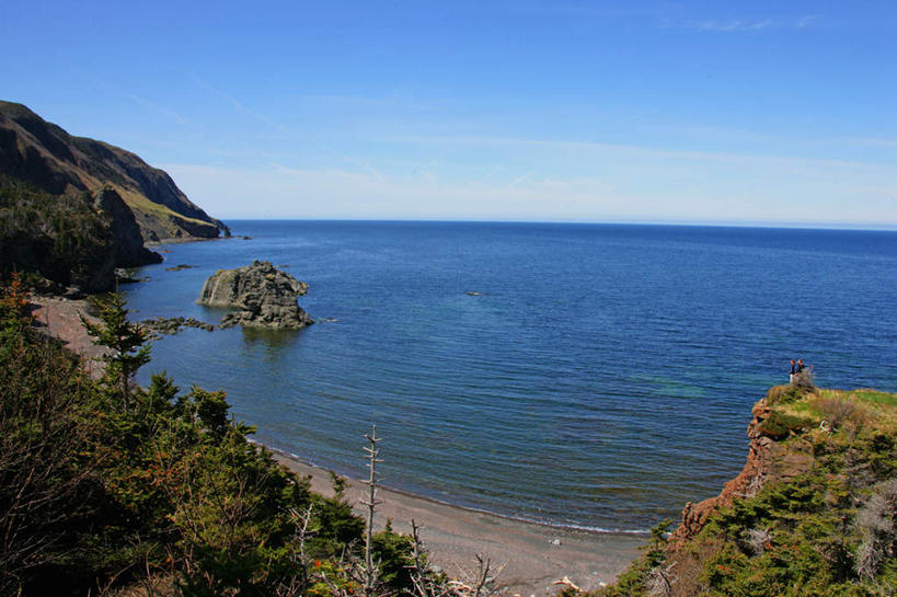 无人,公园,横图,俯视,室外,白天,旅游,度假,海浪,海洋,石头,沙滩,植物,加拿大,阴影,波纹,光线,沙子,石子,影子,海岸,浪花,沙地,娱乐,树,树木,蓝色,绿色,风景,蓝天,水纹,天空,阳光,自然,海水,波浪,天,享受,休闲,景色,放松,生长,晴朗,成长,风光,景物,北美,北美洲,国家公园,美洲,海景,万里无云,北亚美利加洲,亚美利加洲,风物,光景,景致,格罗斯莫讷国家公园,纽芬兰,纽芬兰省,大海,风浪,海,海水的波动,海滩,近岸浪,石块,岩石,涌浪,晴空,晴空万里,彩图,高角度拍摄