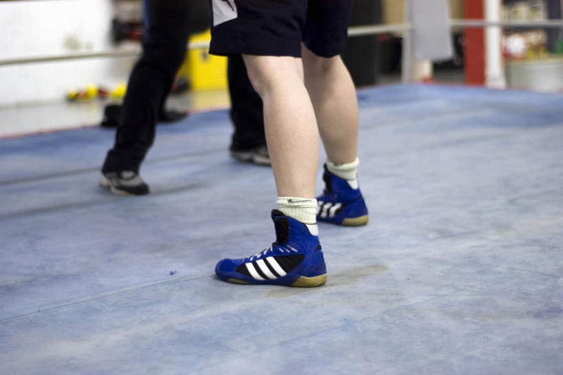 西方人,两个人,拳击手,体育馆,栏杆,运动场,站,横图,俯视,室内,白天,运动服,运动鞋,竞争,拳击,鞋子,欧洲,欧洲人,对抗,阴影,服装,冲突,光线,影子,围栏,灯光,体育场,护栏,衣服,蓝色,黑色,站着,服饰,休闲鞋,衣着,穿着,对立,矛盾,拳击场,敌对,挫败,斗争,抗拒,抗衡,运动馆,衣饰,年轻女性,女人,女性,白种人,拳击家,拳击运动员,站立,半身,彩图,高角度拍摄,运动装