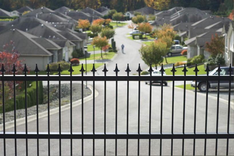 无人,家,栏杆,横图,俯视,室外,白天,度假,草地,草坪,美景,植物,城市风光,城市,道路,路,公路,汽车,雕塑,加拿大,一排,阴影,艺术,整齐,装饰,光线,雕刻,雕像,纹理,影子,房屋,屋子,景观,围栏,交通,娱乐,护栏,楼房,住宅,车,草,树,树木,排列,绿色,阳光,工艺品,交通工具,轿车,驾驶,行驶,享受,休闲,景色,放松,生长,成长,纪念,操纵,美术,控制,北美,北美洲,队列,载具,主题,美洲,陈列,操控,功能,美学,北亚美利加洲,亚美利加洲,把持,卑诗省,不列颠哥伦比亚,不列颠哥伦比亚省,马路,彩图,高角度拍摄,房子