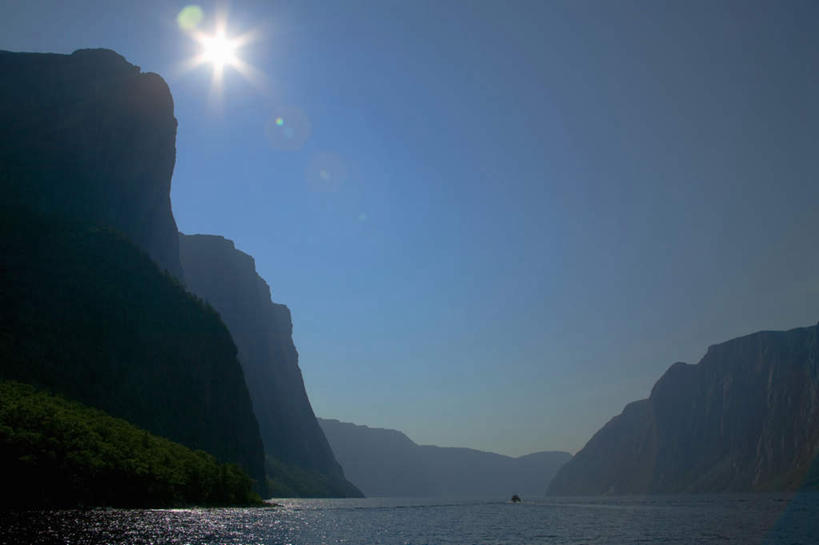 无人,公园,横图,室外,白天,仰视,旅游,度假,草地,草坪,河流,石头,美景,山,山脉,水,植物,加拿大,阴影,波纹,光线,石子,影子,河水,景观,山峰,水流,山峦,娱乐,草,蓝色,绿色,蓝天,水纹,天空,阳光,自然,波浪,群山,天,享受,休闲,景色,放松,晴朗,北美,北美洲,国家公园,自然风光,美洲,万里无云,北亚美利加洲,亚美利加洲,格罗斯莫讷国家公园,纽芬兰,纽芬兰省,石块,岩石,晴空,晴空万里,彩图,低角度拍摄