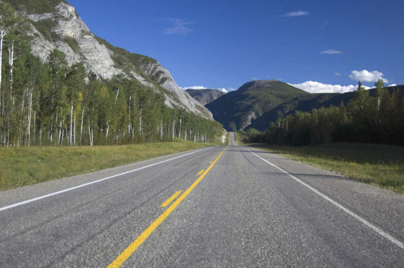 无人,横图,室外,白天,正面,旅游,度假,草地,草坪,美景,森林,山,山脉,树林,植物,道路,路,公路,加拿大,阴影,光线,白线,影子,景观,山峰,云,云朵,交通,山峦,云彩,娱乐,草,树,树木,蓝色,绿色,白云,蓝天,天空,阳光,自然,群山,天,享受,休闲,景色,放松,黄线,生长,晴朗,成长,北美,北美洲,自然风光,美洲,北亚美利加洲,亚美利加洲,卑诗省,不列颠哥伦比亚,不列颠哥伦比亚省,晴空,马路,彩图