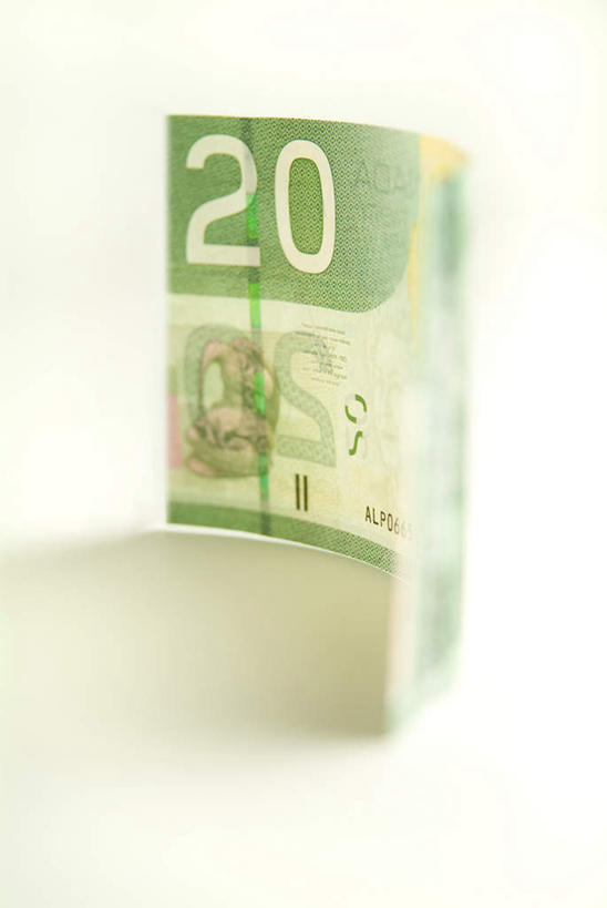 无人,竖图,室内,白天,白色背景,正面,钱,静物,一张,阴影,新鲜,反射,标志,钱币,数字,文字,影子,字符,标识,绿色,钞票,金融,纸币,摄影,阿拉伯数字,影棚,经济,青春,生命,和平,安详,流通,纸钞,贸易,冷色,加拿大货币,货币,现金,彩图,影棚拍摄,拍摄