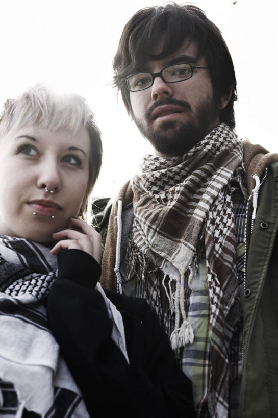 西方人,手,两个人,伙伴,朋友,站,笑,微笑,露齿笑,竖图,室外,白天,仰视,友谊,信用卡,欧洲,欧洲人,阴影,服装,装饰,光线,影子,地面,休闲装,衣服,阳光,围巾,站着,休闲,温暖,手部,休闲服,卡,储蓄卡,服饰,围脖,保暖,华丽,点缀,御寒,鼻钉,唇钉,衬托,美观,雅致,雅观,友情,银行卡,男人,男性,年轻男性,年轻女性,女人,女性,白种人,站立,半身,彩图,低角度拍摄