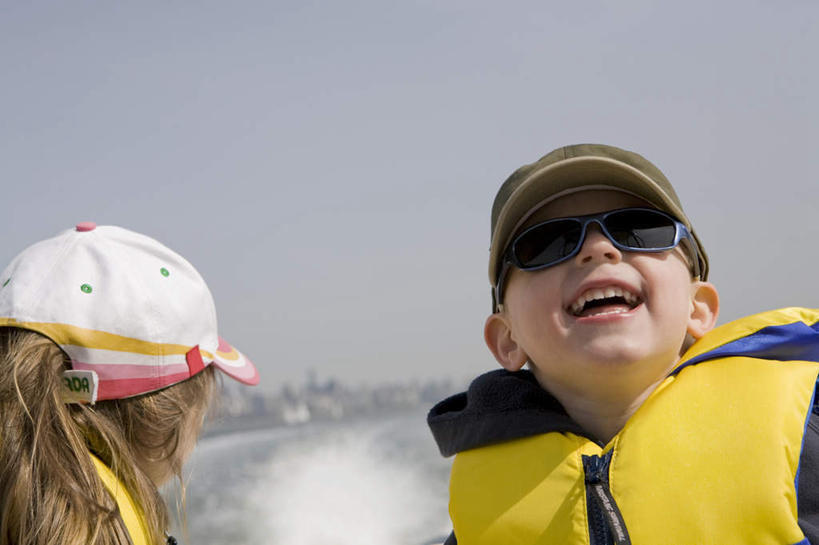 西方人,儿童,背部,两个人,笑,微笑,露齿笑,横图,室外,白天,正面,纯洁,海浪,海洋,帽子,欧洲,加拿大,欧洲人,阴影,光线,救生衣,墨镜,眼镜,影子,浪花,注视,运动帽,小孩,蓝色,蓝天,天空,阳光,海水,太阳镜,太阳眼镜,天,看,鸭舌帽,遮阳镜,可爱,童年,童趣,晴朗,北美,北美洲,关注,美洲,海景,童真,烂漫,无邪,万里无云,北亚美利加洲,亚美利加洲,浮水衣,天真,男孩,男人,男性,女孩,女人,女性,白种人,大海,风浪,海,海水的波动,近岸浪,涌浪,晴空,晴空万里,抬头,仰头,半身,彩图,男生,女生