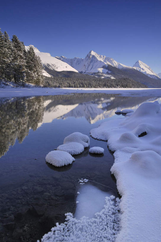 无人,公园,竖图,室外,白天,正面,旅游,度假,湖,湖泊,美景,山,山脉,水,雪,大雪,加拿大,阴影,光线,影子,湖面,积雪,景观,山峰,水流,水面,雪景,冬季,冬天,山峦,娱乐,蓝色,蓝天,天空,阳光,自然,湖水,群山,天,享受,休闲,景色,放松,寒冷,晴朗,北美,北美洲,国家公园,自然风光,美洲,阿尔伯塔省,万里无云,阿尔伯塔,北亚美利加洲,亚美利加洲,严寒,艾伯塔,艾伯塔省,贾斯珀国家公园,晴空,晴空万里,彩图