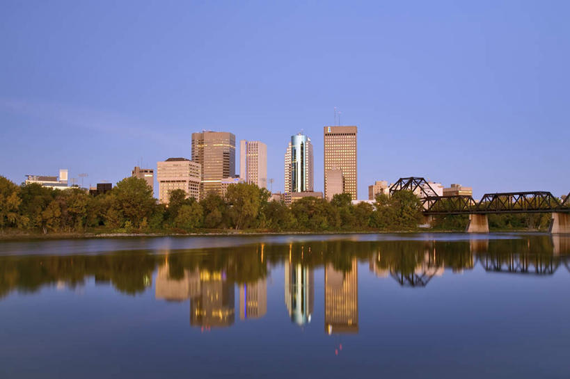 无人,横图,室外,白天,正面,旅游,度假,河流,水,植物,标志建筑,地标,建筑,加拿大,阴影,光线,影子,河水,水流,建筑群,娱乐,建设,树,树木,蓝色,绿色,倒影,蓝天,天空,阳光,自然,天,享受,休闲,旅游胜地,放松,生长,晴朗,成长,倒映,北美,北美洲,美洲,万里无云,省会,北亚美利加洲,亚美利加洲,马尼托巴,马尼托巴省,曼尼托巴省,温尼伯,反照,晴空,晴空万里,彩图