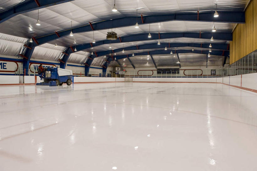 西方人,一个人,体育馆,运动场,横图,室内,白天,正面,机器,照明,欧洲,加拿大,欧洲人,仅一个男性,仅一个人,一排,吊挂,悬挂,朦胧,模糊,整齐,灯光,挂,体育场,吊灯,灯,排列,仅一个年轻男性,灯具,机械,操纵,照亮,操作,北美,北美洲,照明设备,队列,美洲,驾驭,利用,操控,多伦多,溜冰场,省会,北亚美利加洲,亚美利加洲,运动馆,把持,支配,安大略省,安省,北方好莱坞,多伦多市,男人,男性,年轻男性,白种人,彩图,全身