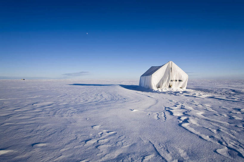 无人,横图,室外,白天,正面,旅游,度假,美景,雪,大雪,加拿大,帐篷,地平线,积雪,景观,雪景,冬季,冬天,辽阔,地面,娱乐,蓝色,蓝天,天空,自然,天,享受,休闲,广阔,景色,放松,寒冷,晴朗,一望无际,北美,北美洲,自然风光,延伸,美洲,露营,野营,万里无云,宿营,天地相交,省会,北亚美利加洲,亚美利加洲,严寒,马尼托巴,马尼托巴省,曼尼托巴省,温尼伯,无边无际,一马平川,晴空,晴空万里,彩图