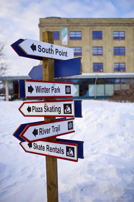 无人,家,竖图,室外,白天,正面,度假,美景,雪,大雪,城市风光,城市,加拿大,阴影,光线,英文,标志,文字,影子,字符,字母,房屋,屋子,积雪,景观,雪景,云,云朵,冬季,冬天,云彩,娱乐,标识,楼房,住宅,蓝色,白云,蓝天,天空,阳光,天,享受,休闲,景色,放松,寒冷,晴朗,英文字母,北美,北美洲,美洲,省会,北亚美利加洲,亚美利加洲,严寒,马尼托巴,马尼托巴省,曼尼托巴省,温尼伯,晴空,彩图,房子