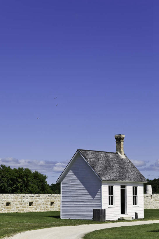 无人,家,木屋,竖图,室外,白天,正面,旅游,度假,草地,草坪,美景,植物,加拿大,阴影,光线,影子,景观,娱乐,住宅,草,树,树木,蓝色,绿色,蓝天,天空,阳光,自然,天,享受,休闲,景色,放松,生长,晴朗,成长,北美,北美洲,自然风光,美洲,万里无云,省会,北亚美利加洲,亚美利加洲,马尼托巴,马尼托巴省,曼尼托巴省,温尼伯,晴空,晴空万里,彩图,茅舍,茅屋,棚屋,小木屋,小屋