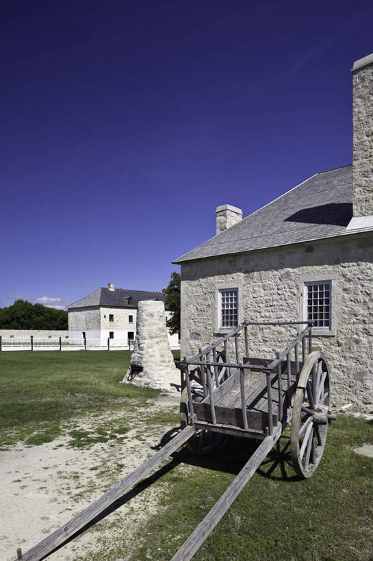 无人,家,竖图,室外,白天,正面,旅游,度假,草地,草坪,美景,植物,加拿大,阴影,光线,影子,房屋,屋子,景观,马车,娱乐,楼房,住宅,车,草,蓝色,绿色,蓝天,天空,阳光,自然,交通工具,天,享受,休闲,景色,放松,晴朗,北美,北美洲,自然风光,载具,美洲,万里无云,省会,北亚美利加洲,亚美利加洲,马尼托巴,马尼托巴省,曼尼托巴省,温尼伯,晴空,晴空万里,彩图,房子