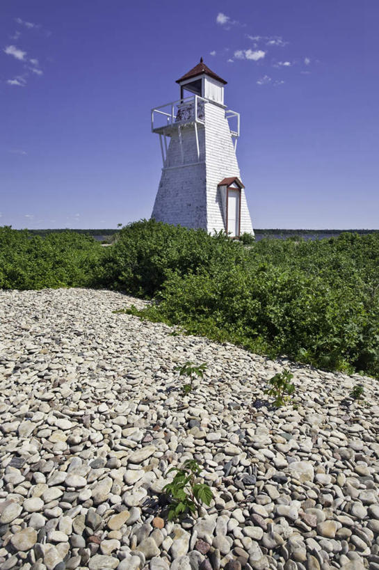 无人,竖图,室外,白天,仰视,旅游,度假,草地,草坪,石头,美景,植物,道路,加拿大,一座,阴影,光线,信息,石子,影子,景观,灯塔,交通,方向,娱乐,草,蓝色,绿色,蓝天,天空,阳光,自然,天,享受,休闲,景色,放松,晴朗,引导,指引,北美,北美洲,自然风光,美洲,万里无云,省会,北亚美利加洲,亚美利加洲,航标,马尼托巴,马尼托巴省,曼尼托巴省,温尼伯,石块,晴空,晴空万里,彩图,低角度拍摄,导航