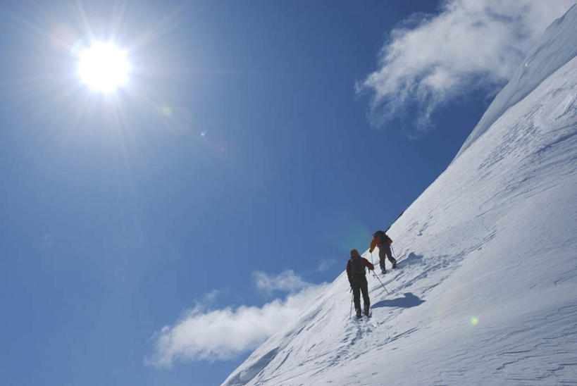 西方人,两个人,伙伴,朋友,横图,室外,白天,仰视,旅游,度假,友谊,美景,山,太阳,雪,雪山,大雪,欧洲,加拿大,欧洲人,握,阴影,服装,光线,滑雪,包,影子,冰,积雪,景观,山峰,雪景,云,云朵,冬季,冬天,地面,山峦,拿,云彩,旅行包,拿着,注视,娱乐,衣服,蓝色,白云,蓝天,天空,阳光,自然,背包,天,观察,看,享受,休闲,温暖,景色,放松,寒冷,握着,服饰,晴朗,观看,羽绒服,保暖,察看,冰冷,北美,北美洲,御寒,关注,自然风光,美洲,北亚美利加洲,亚美利加洲,严寒,旅游包,冰凉,酷寒,凛冽,凛凛,极冷,卑诗省,不列颠哥伦比亚,不列颠哥伦比亚省,冬装,友情,男人,男性,年轻男性,白种人,晴空,彩图,低角度拍摄,全身,双肩包