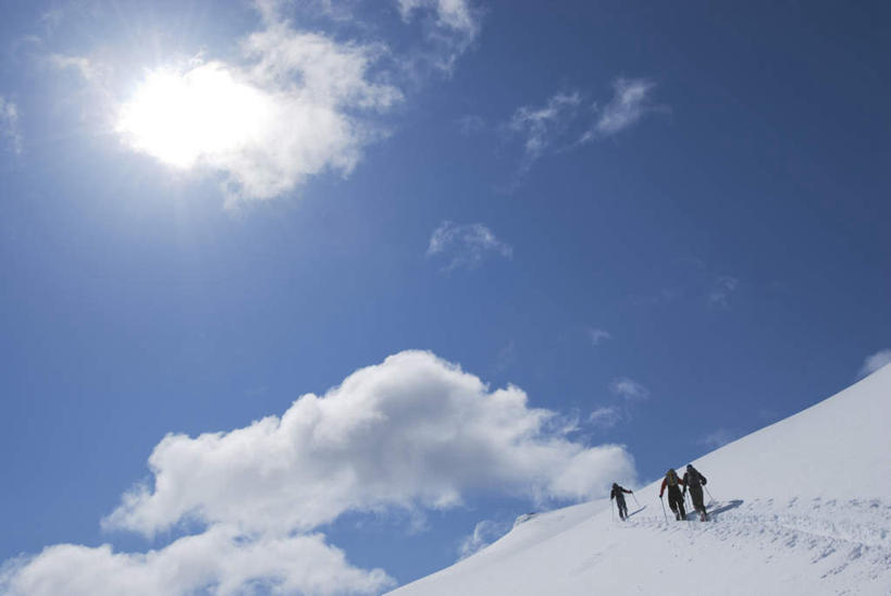 西方人,三个人,伙伴,朋友,横图,室外,白天,仰视,旅游,度假,友谊,美景,山,太阳,雪,雪山,大雪,欧洲,加拿大,欧洲人,握,阴影,服装,光线,滑雪,包,影子,冰,积雪,景观,山峰,雪景,云,云朵,冬季,冬天,地面,山峦,拿,云彩,旅行包,拿着,注视,娱乐,衣服,蓝色,白云,蓝天,天空,阳光,自然,背包,天,观察,看,享受,休闲,温暖,景色,放松,寒冷,握着,服饰,晴朗,观看,羽绒服,保暖,察看,冰冷,北美,北美洲,御寒,关注,自然风光,美洲,北亚美利加洲,亚美利加洲,严寒,旅游包,冰凉,酷寒,凛冽,凛凛,极冷,卑诗省,不列颠哥伦比亚,不列颠哥伦比亚省,冬装,友情,男人,男性,年轻男性,白种人,晴空,彩图,低角度拍摄,全身,双肩包