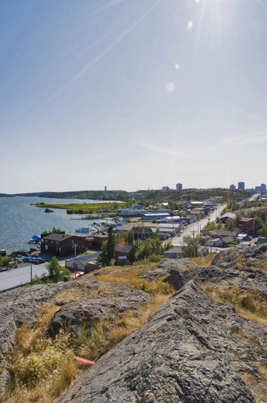 无人,竖图,俯视,室外,白天,旅游,度假,草地,草坪,海浪,海洋,石头,美景,植物,加拿大,阴影,光线,石子,影子,景观,浪花,娱乐,草,树,树木,蓝色,绿色,蓝天,天空,阳光,自然,海水,天,享受,休闲,景色,放松,生长,晴朗,成长,北美,北美洲,自然风光,美洲,海景,万里无云,首府,北亚美利加洲,亚美利加洲,西北地区,耶罗纳夫,耶洛奈夫,大海,风浪,海,海水的波动,近岸浪,石块,岩石,涌浪,晴空,晴空万里,彩图,高角度拍摄