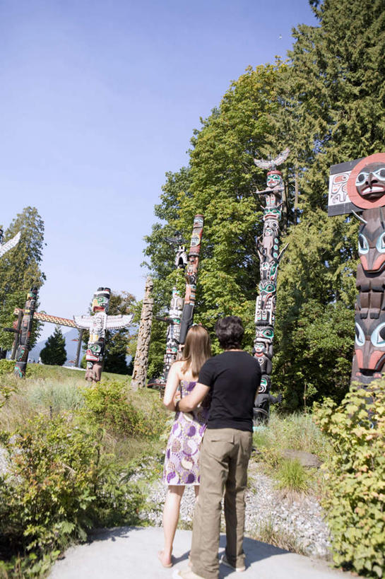 两个人,公园,站,竖图,室外,白天,爱情,旅游,度假,草地,草坪,美景,植物,道路,路,加拿大,阴影,服装,光线,影子,景观,小路,交通,浪漫,休闲装,娱乐,草,树,树木,背面,衣服,蓝色,绿色,蓝天,天空,阳光,自然,天,站着,享受,休闲,温暖,温馨,休闲服,景色,恩爱,放松,恋人,服饰,生长,晴朗,成长,和睦,北美,北美洲,自然风光,美洲,万里无云,北亚美利加洲,亚美利加洲,卑诗省,不列颠哥伦比亚,不列颠哥伦比亚省,史丹利公园,斯坦利公园,温哥华,男人,男性,年轻男性,年轻女性,女人,女性,情侣,晴空,晴空万里,站立,彩图,全身,伴侣,融洽