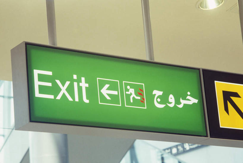 无人,机场,横图,室内,白天,仰视,飞机场,指示牌,出口,阴影,光线,标志,文字,影子,灯光,方向,标识,箭头,绿色,白色,指向,安全出口,簇,航空站,空港,彩图,低角度拍摄