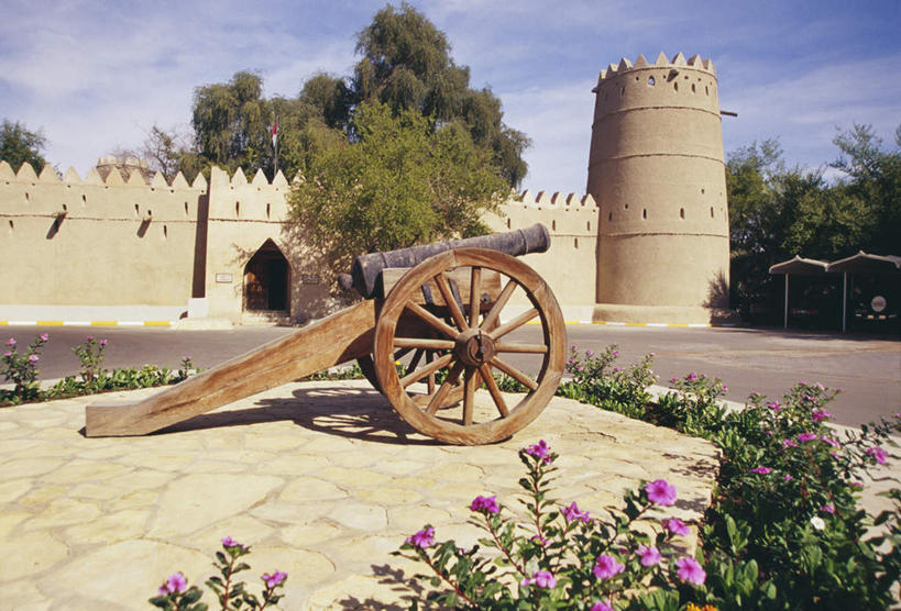 无人,家,横图,室外,白天,正面,旅游,度假,名胜古迹,树林,植物,标志建筑,地标,建筑,阿联酋,亚洲,阴影,遗迹,光线,影子,堡垒,城堡,房屋,屋子,首都,古迹,历史,文物,娱乐,建设,古建筑,楼房,住宅,树,树木,古代,蓝色,绿色,蓝天,天空,阳光,自然,天,享受,休闲,旅游胜地,放松,战争,炮台,生长,成长,要塞,西亚,战斗,古文明,阿拉伯联合酋长国,阿布扎比,战役,古远,阿布达比,设防,彩图,房子