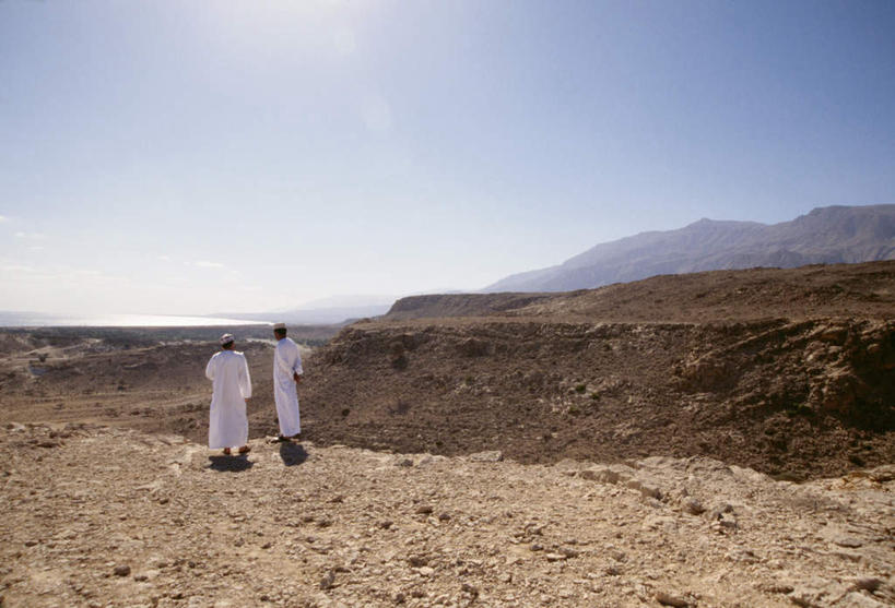 西方人,两个人,站,说,横图,室外,白天,仰视,民族服装,旅游,度假,讨论,安全,山,植物,道路,路,欧洲,非洲,阿联酋,黑人,欧洲人,亚洲,阴影,枯萎,平静,光线,影子,山峰,小路,枯草,交通,山峦,娱乐,草,黄色,蓝色,风景,蓝天,天空,阳光,天,站着,享受,休闲,景色,放松,晴朗,风光,宁静,景物,西亚,和平,安详,阿拉伯联合酋长国,迪拜,万里无云,风物,光景,景致,太平,安适,安好,宁靖,杜拜,交流,男人,男性,年轻男性,非洲人,晴空,晴空万里,沟通,讲话,交谈,商讨,说话,谈话,站立,彩图,低角度拍摄,全身,传统服装,民俗服