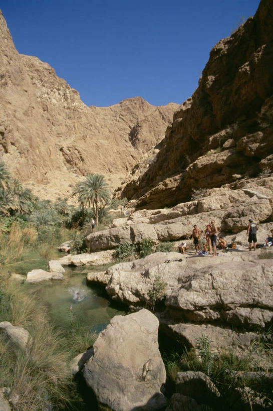 站,竖图,室外,白天,侧面,旅游,度假,安全,河流,石头,山,山脉,水,阿曼,亚洲,阴影,平静,光线,石子,影子,光,河水,山峰,水流,山峦,许多人,注视,娱乐,蓝色,风景,蓝天,天空,小溪,阳光,群山,天,溪水,观察,看,站着,一群人,享受,休闲,景色,放松,晴朗,观看,风光,宁静,察看,景物,关注,西亚,和平,安详,万里无云,风物,光景,景致,太平,安适,阿曼苏丹国,安好,宁靖,男人,男性,年轻男性,年轻女性,女人,女性,阿拉伯人,白种人,亚洲人,石块,晴空,晴空万里,站立,彩图,全身