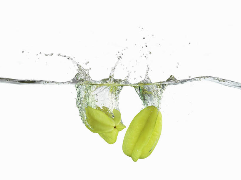 无人,横图,室内,特写,白天,白色背景,正面,水下,水,水果,飞溅,朦胧,模糊,新鲜,溅,液体,水滴,水底,生食,食品,果实,淹没,水珠,食物,两个,杨桃,摄影,有机食品,绿色食品,影棚,五敛子,三廉子,阳桃,洋桃,喷洒,埋没,沉没,彩图,影棚拍摄,拍摄