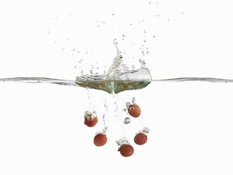 无人,横图,室内,特写,白天,白色背景,正面,水下,水,荔枝,水果,许多,飞溅,朦胧,模糊,新鲜,溅,液体,水滴,水底,生食,食品,果实,很多,淹没,水珠,食物,摄影,有机食品,绿色食品,影棚,喷洒,埋没,沉没,离枝,彩图,影棚拍摄,拍摄