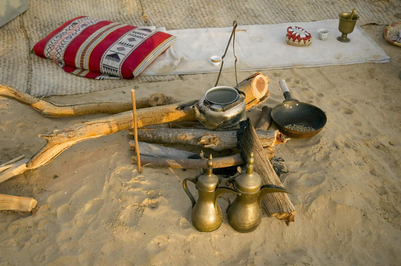 无人,横图,俯视,室外,特写,白天,烹饪,植物,摆设,靠垫,杯子,厨具,金属制品,阿联酋,亚洲,阴影,枯萎,光线,金属,锅子,壶,影子,泥土,土壤,枯草,靠枕,历史,锅,陈设,水壶,草,古代,黄色,阳光,茶壶,水杯,垫子,枕头,锅具,西亚,陈列,阿拉伯联合酋长国,迪拜,烹饪用具,古远,杜拜,茶杯,烹调用具,烹调,彩图,高角度拍摄