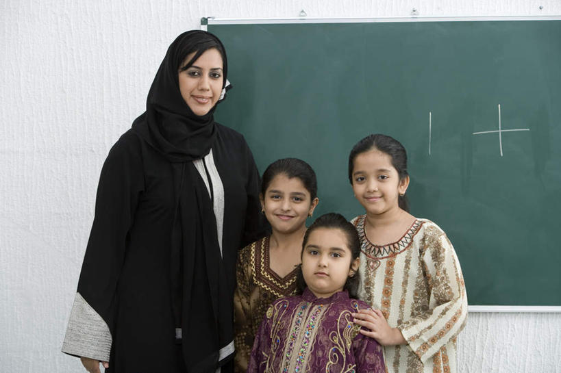 儿童,四个人,伙伴,朋友,教师,学校,站,横图,室内,白天,正面,民族服装,友谊,纯洁,亚洲,注视,校园,小孩,黑板,观察,看,站着,教室,同学,可爱,童年,童趣,教学,观看,察看,关注,童真,烂漫,无邪,耐磨,教学黑板,天真,友情,年轻女性,女孩,女人,女性,阿拉伯人,白种人,亚洲人,讲师,教授,老师,站立,半身,彩图,传统服装,民俗服,女生