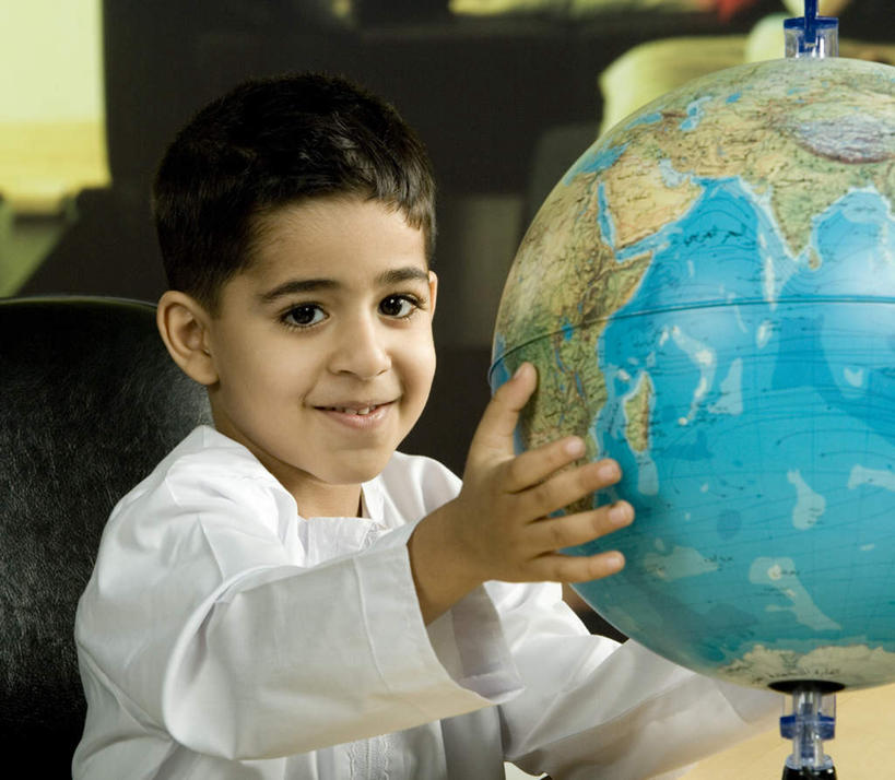 儿童,一个人,坐,摸,横图,室内,白天,正面,纯洁,仪器,海洋,桌子,地图,椅子,亚洲,仅一个男性,仅一个人,抚摸,网格,地球仪,线条,世界地图,地球,陆地,全球,注视,书桌,座椅,球,小孩,经纬线,课桌,模型,观察,看,仅一个小孩,球体,可爱,童年,童趣,地理,国家,观看,大陆,察看,世界,关注,纬线,版图,经线,童真,烂漫,无邪,经纬仪,地理学,升降椅,天真,男孩,男人,男性,阿拉伯人,白种人,亚洲人,孩子,触摸,接触,坐着,半身,彩图,大洋,大洲,男生