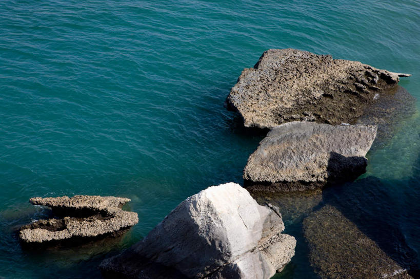 无人,横图,俯视,室外,白天,旅游,度假,海浪,海洋,石头,美景,约旦,亚洲,阴影,波纹,光线,石子,影子,景观,浪花,水平线,辽阔,海平线,首都,娱乐,蓝色,蓝天,水纹,天空,阳光,自然,海水,波浪,天,享受,休闲,广阔,景色,放松,晴朗,一望无际,自然风光,西亚,海景,万里无云,安曼,约旦哈希姆王国,无边无际,一马平川,大海,风浪,海,海水的波动,近岸浪,石块,岩石,涌浪,晴空,晴空万里,彩图,高角度拍摄,水天相接,水天一线