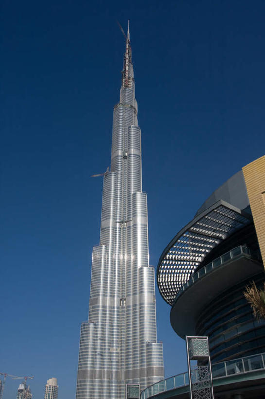 无人,高楼大厦,竖图,室外,白天,仰视,度假,美景,城市风光,标志建筑,城市,大厦,地标,建筑,摩天大楼,阿联酋,亚洲,阴影,繁华,光线,影子,景观,娱乐,建设,蓝色,蓝天,天空,阳光,天,享受,休闲,景色,放松,晴朗,尖塔,西亚,阿拉伯联合酋长国,迪拜,万里无云,迪拜塔,哈利法塔,比斯迪拜塔,繁荣,杜拜,发达,迪拜大厦,晴空,晴空万里,彩图,低角度拍摄,大楼,高层建筑,高楼,摩天楼