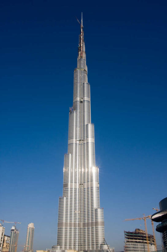 无人,高楼大厦,竖图,室外,白天,正面,度假,技术,美景,城市风光,标志建筑,城市,大厦,地标,建筑,摩天大楼,阿联酋,亚洲,阴影,繁华,光线,影子,景观,娱乐,设备,建设,施工,蓝色,蓝天,天空,阳光,建筑工地,天,享受,休闲,机械,起重机,景色,放松,晴朗,工程,西亚,阿拉伯联合酋长国,迪拜,万里无云,迪拜塔,哈利法塔,比斯迪拜塔,地盘,建筑地盘,施工地盘,繁荣,杜拜,发达,迪拜大厦,晴空,晴空万里,彩图,大楼,高层建筑,高楼,工地,摩天楼