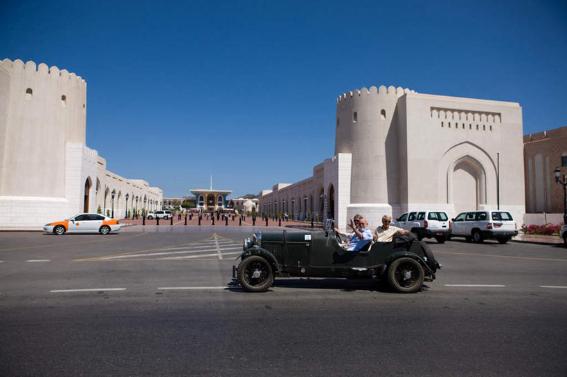 家,宫殿,坐,横图,室外,白天,侧面,旅游,度假,标志建筑,道路,地标,建筑,路,公路,汽车,古董车,亚洲,阴影,光线,影子,房屋,屋子,建筑群,交通,许多人,历史,娱乐,建设,楼房,住宅,车,古代,蓝色,蓝天,天空,阳光,交通工具,天,一群人,享受,休闲,旅游胜地,放松,财富,晴朗,载具,老爷车,万里无云,古远,财产,阿拉伯人,白种人,亚洲人,晴空,晴空万里,马路,坐着,半身,彩图,房子