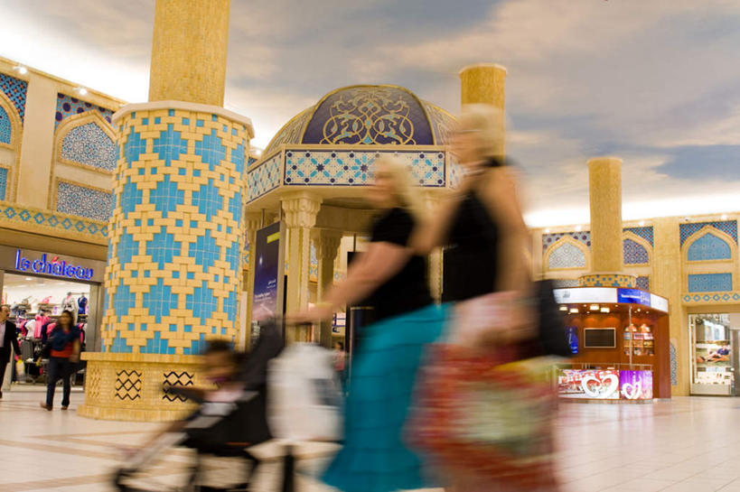 西方人,商店,走,推,横图,室内,白天,正面,购物,旅游,度假,游戏,消费,日落,标志建筑,超市,地标,建筑,玩具,雕塑,欧洲,阿联酋,欧洲人,亚洲,行人,阴影,朦胧,模糊,艺术,装饰,光线,雕刻,雕像,影子,晚霞,霞光,云,云朵,落日,建筑群,许多人,玩,云彩,注视,娱乐,建设,路人,车,蓝色,白云,蓝天,天空,阳光,黄昏,童车,工艺品,天,观察,看,一群人,享受,休闲,彩霞,放松,益智,金融,百货,晴朗,观看,活动,纪念,美术,察看,关注,消遣,载具,主题,西亚,陈列,选购,贸易,百货公司,阿拉伯联合酋长国,迪拜,功能,美学,血拼,折叠童车,夕照,杜拜,白种人,晴空,夕阳,步行,散步,玩耍,嬉戏,走路,半身,彩图,购物商场,购物中心,商业中心,斜阳