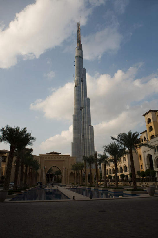 无人,竖图,室外,白天,仰视,旅游,度假,植物,标志建筑,道路,地标,建筑,路,棕榈树,叶子,阿联酋,亚洲,阴影,光线,影子,云,云朵,建筑群,小路,绿叶,交通,云彩,娱乐,建设,树,树木,蓝色,绿色,白云,蓝天,天空,阳光,自然,天,享受,休闲,嫩叶,放松,生长,晴朗,成长,西亚,阿拉伯联合酋长国,迪拜,棕榈叶,迪拜塔,哈利法塔,比斯迪拜塔,杜拜,迪拜大厦,叶,叶片,晴空,彩图,低角度拍摄