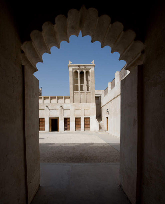 无人,竖图,室外,白天,正面,旅游,度假,名胜古迹,门,标志建筑,地标,建筑,阴影,遗迹,光线,木制,影子,走道,走廊,过道,古迹,历史,文物,娱乐,建设,古建筑,特色,古代,蓝色,蓝天,天空,阳光,木制品,门框,天,享受,休闲,旅游胜地,放松,风格,古文明,古远,气势,格调,派头,气概,作风,特点,特性,特征,彩图