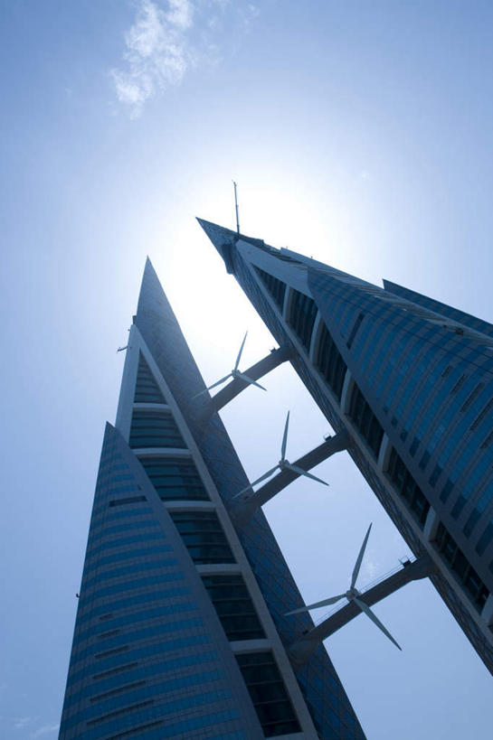 无人,高楼大厦,竖图,室外,白天,仰视,度假,美景,太阳,城市风光,标志建筑,城市,大厦,地标,建筑,摩天大楼,巴林,亚洲,阴影,繁华,环保,光线,影子,景观,云,云朵,首都,云彩,娱乐,建设,蓝色,白云,蓝天,天空,阳光,天,享受,休闲,景色,放松,能源,晴朗,回收,资源,西亚,利用,低碳,循环,持续,繁荣,发达,巴林国,麦纳玛,麦纳麦,麦纳麦市,巴林世界贸易中心,巴林世贸中心,晴空,彩图,低角度拍摄,大楼,高层建筑,高楼,摩天楼